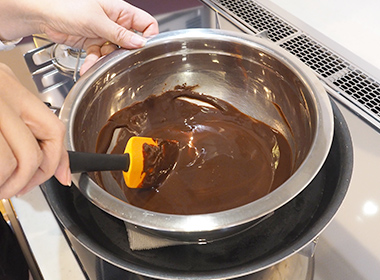 チョコとバターを湯煎で溶かす