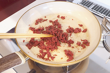コンビーフを解して炒める