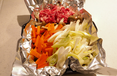 味噌を塗ったアルミのうえに野菜と肉を並べる