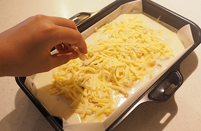 ピザ用チーズを乗せる