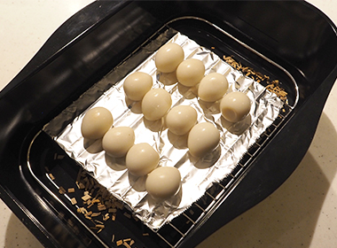 内網にアルミホイルを敷き食材を並べる