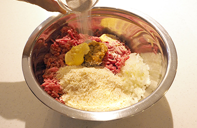 ハンバーグの肉ダネを作る