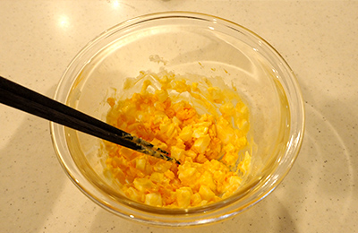 ゆで卵とマヨネーズ塩こしょうを混ぜる