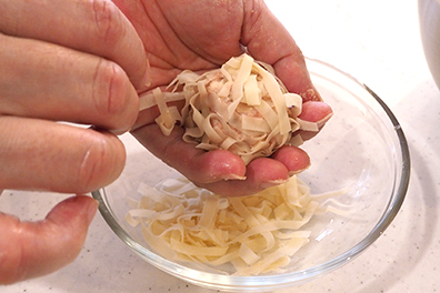 肉ダネにしゅうまいの皮をつける