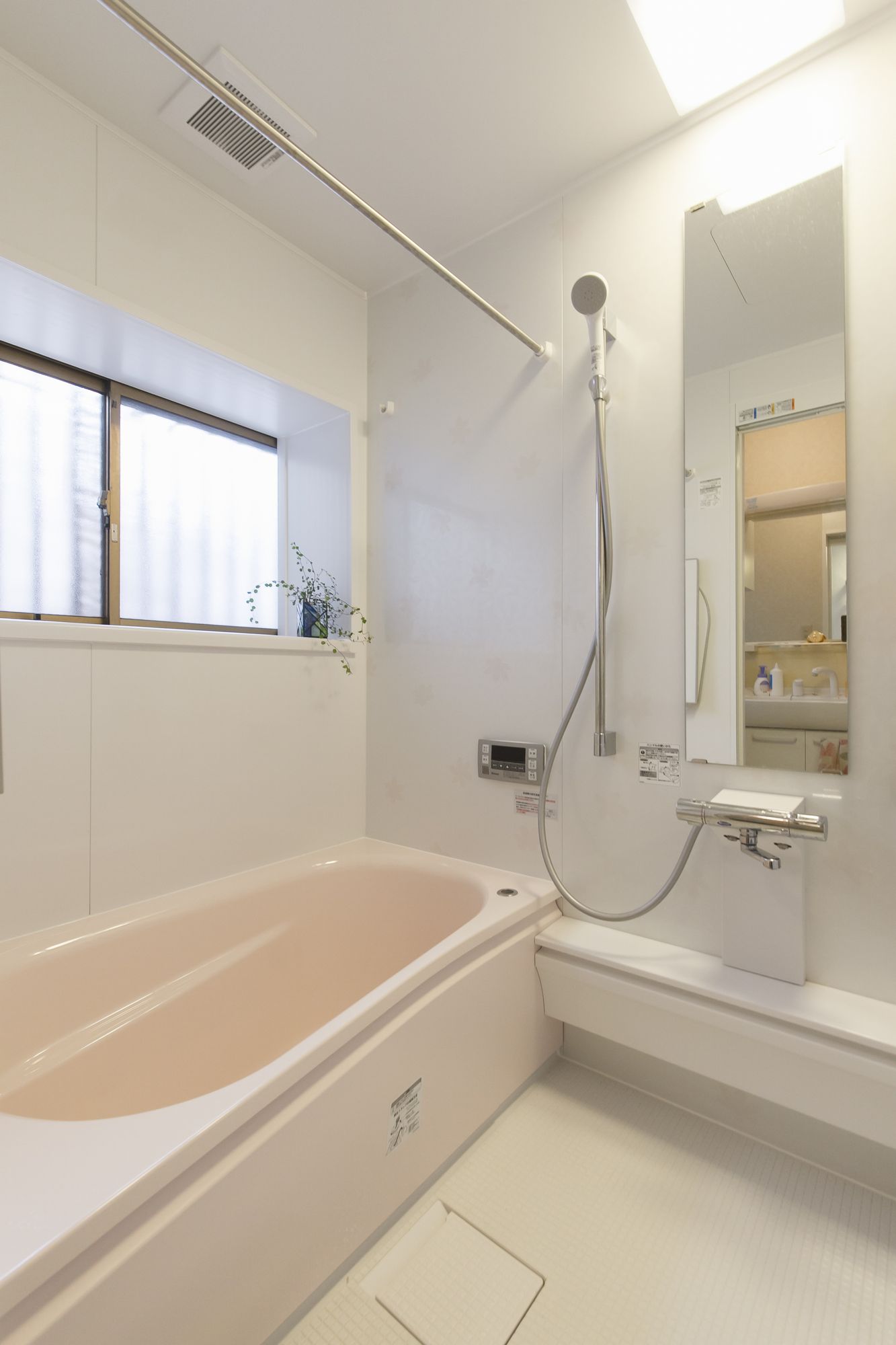 浴室はかわいいピンクベージュのTOTOサザナに交換リフォーム藤沢市事例