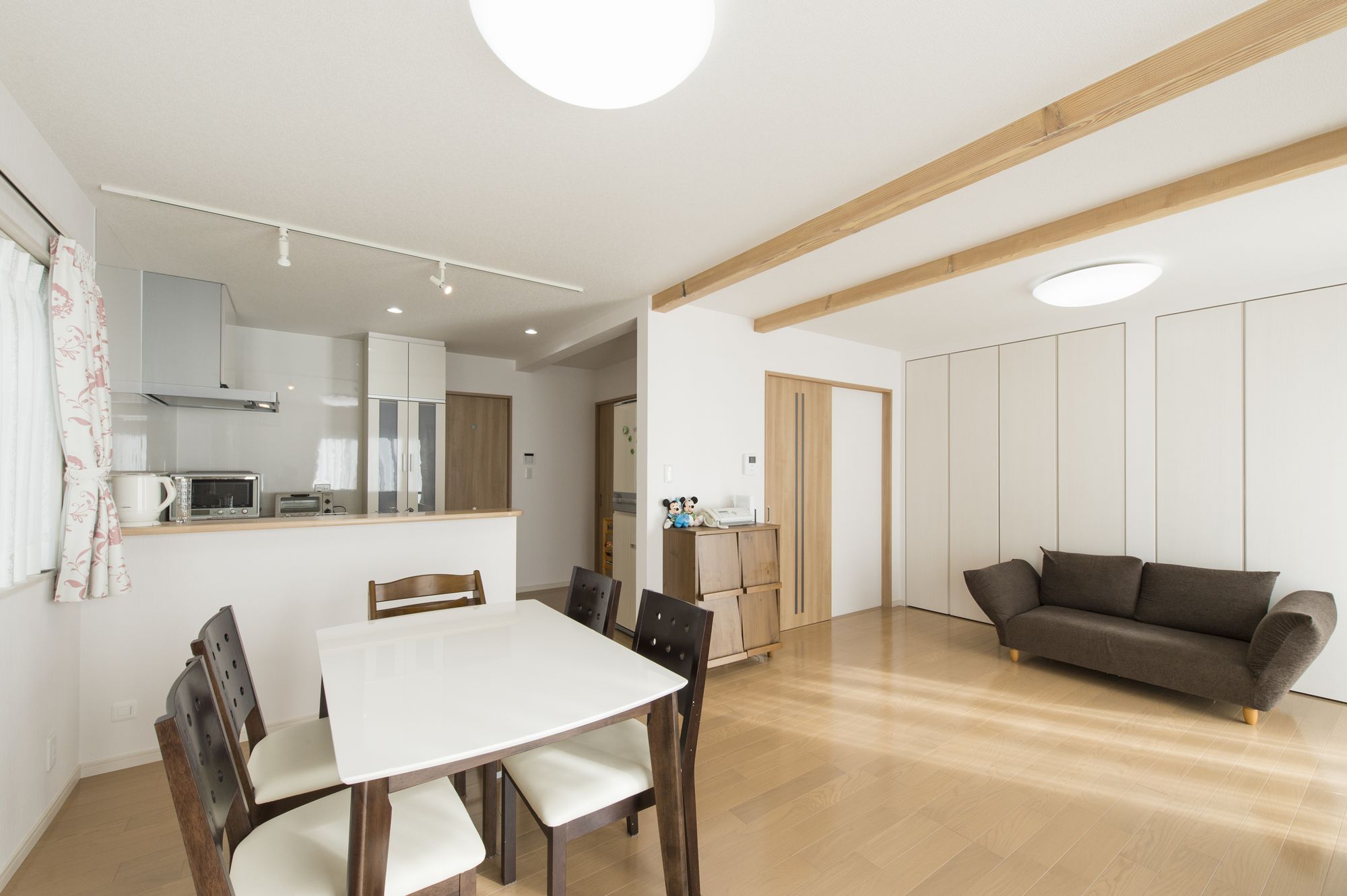 空き家の一戸建てをスケルトンリノベーションL型キッチンが魅力的な横浜市瀬谷区の事例（ダイニング）