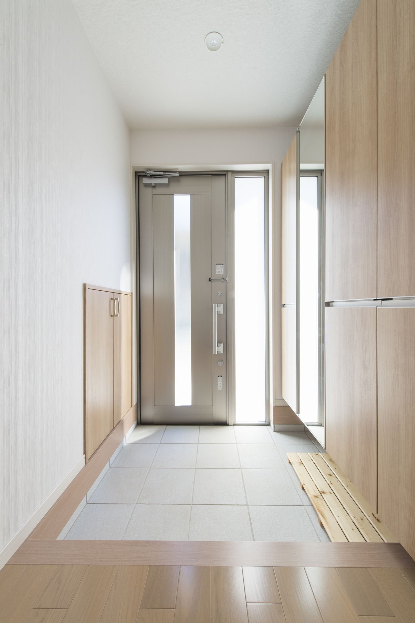 空き家の一戸建てをスケルトンリノベーションL型キッチンが魅力的な横浜市瀬谷区の事例（玄関）