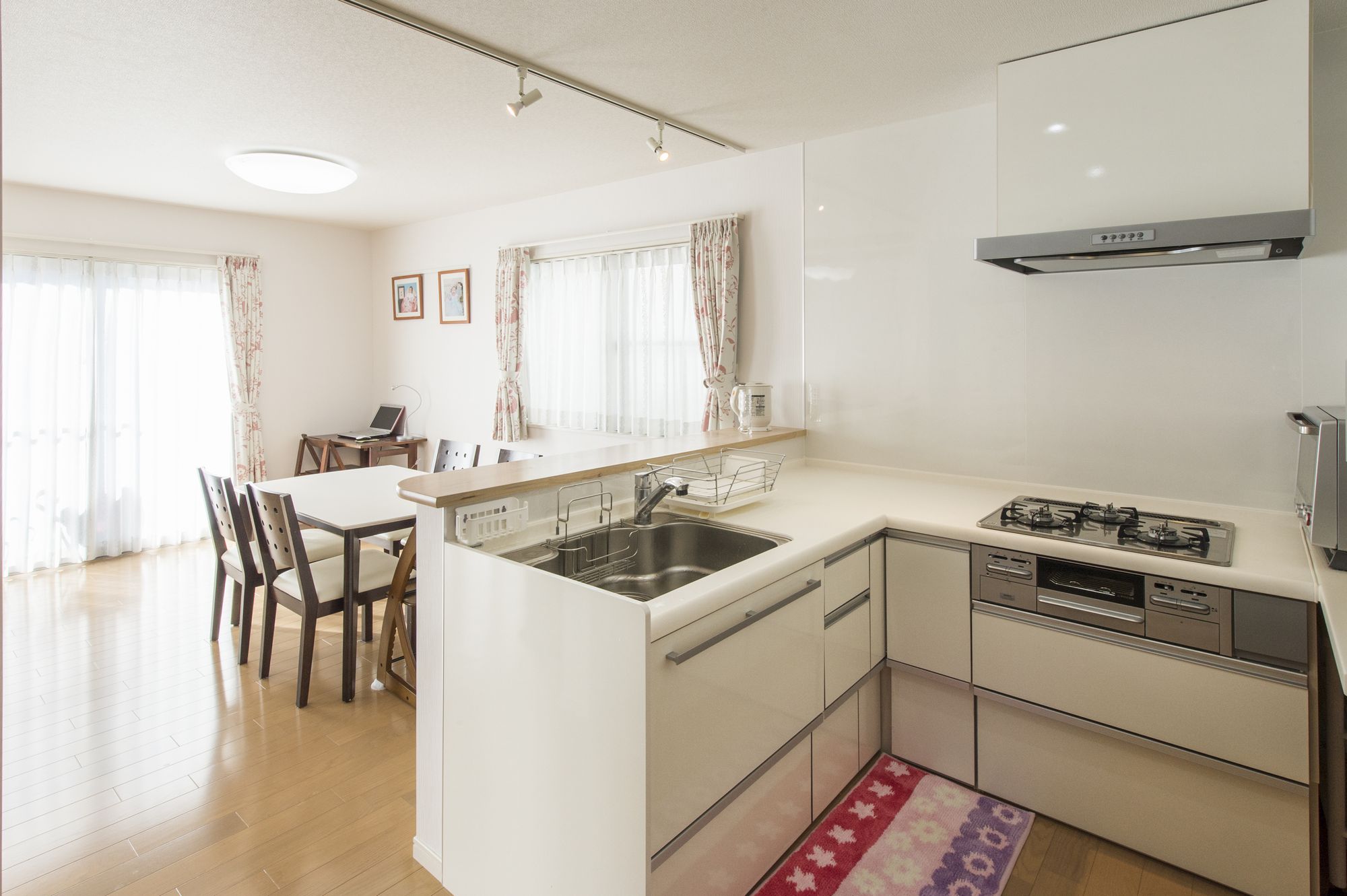 空き家の一戸建てをスケルトンリノベーションL型キッチンが魅力的な横浜市瀬谷区の事例（キッチン）