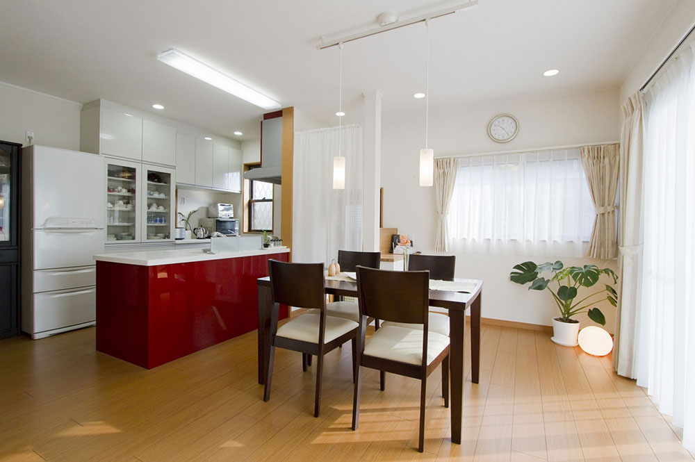 キッチン扉を赤色にリフォーム リビングが落ち着いた空間に川崎市の一戸建てリノベーション事例（ダイニング）