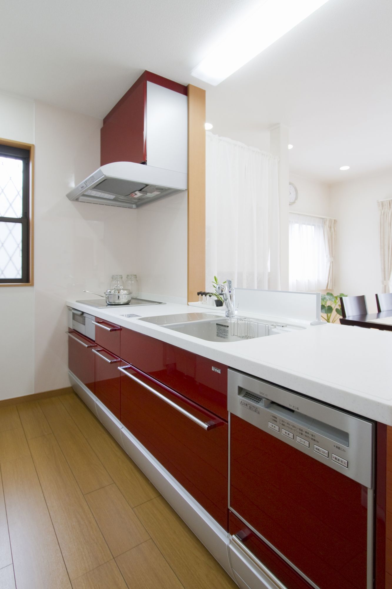 キッチン扉を赤色にリフォーム リビングが落ち着いた空間に川崎市の一戸建てリノベーション事例（キッチン）