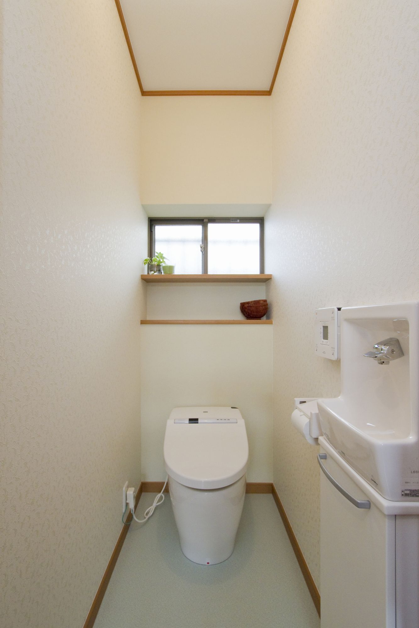 キッチン扉を赤色にリフォーム リビングが落ち着いた空間に川崎市の一戸建てリノベーション事例（トイレ）