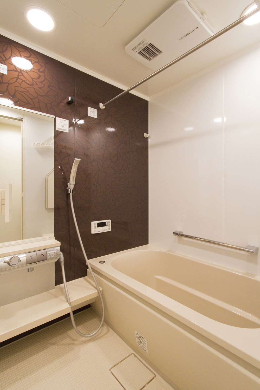 中古マンションリフォーム事例キッチンをL型対面にトイレ壁にエコカラットをデザイン貼りに（浴室）