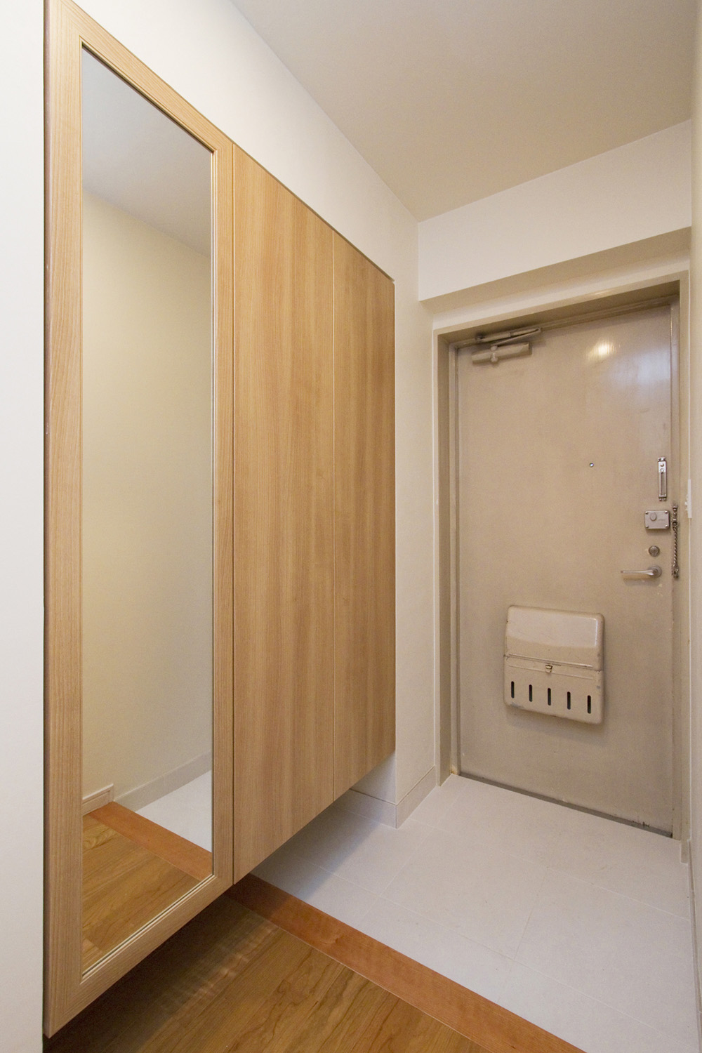 中古マンションリフォーム事例キッチンをL型対面にトイレ壁にエコカラットをデザイン貼りに（玄関）
