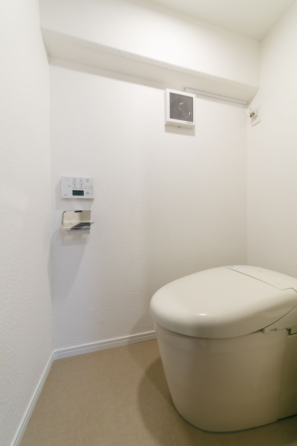 LDKはナチュラルテイスト玄関周りはスタイリッシュなマンションリフォーム実例（トイレ）