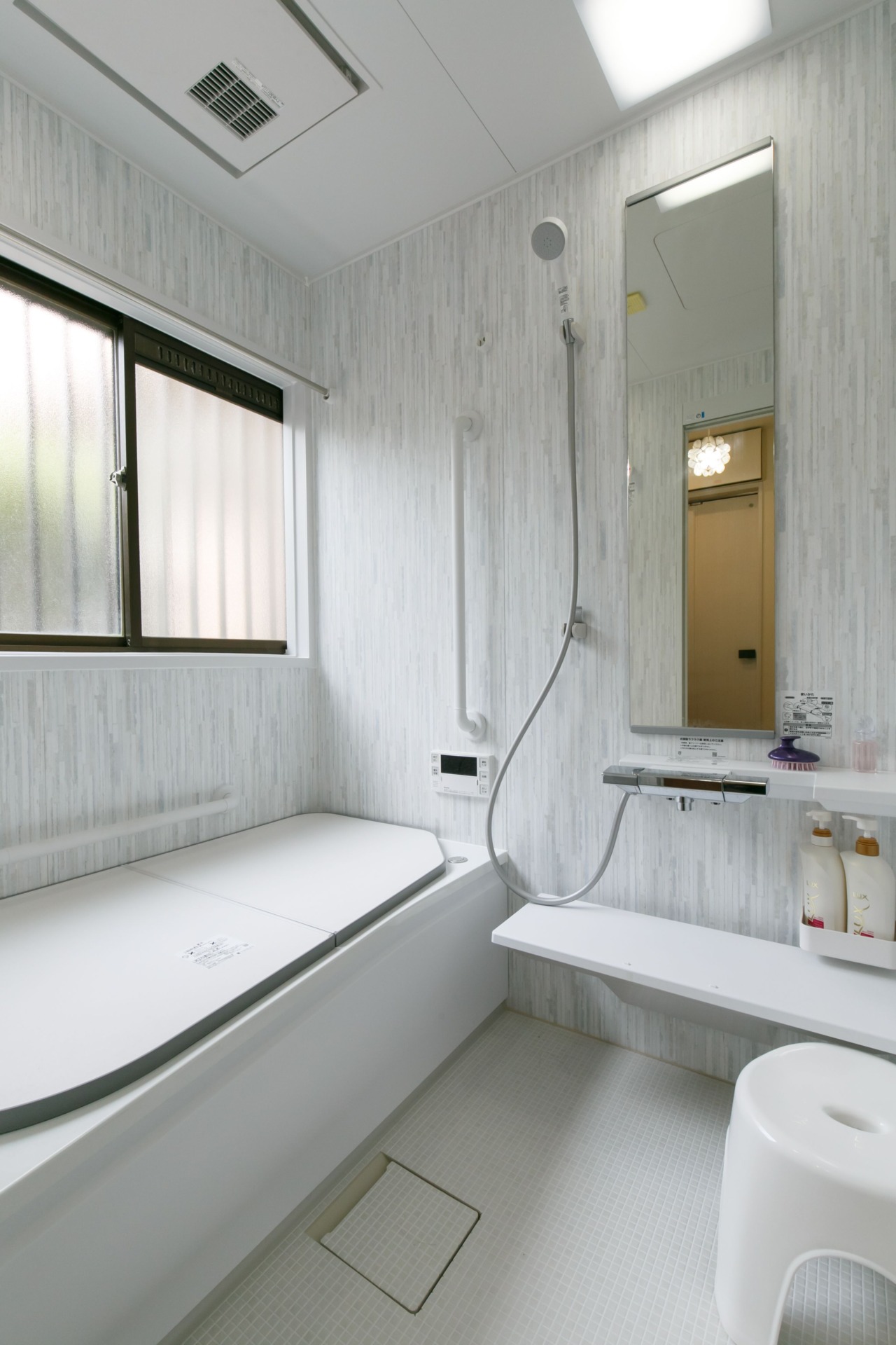 横浜市の戸建カントリーリノベーション 天然木のナチュラルな床材にキャンドールの洗面台や玄関の造作ニッチおしゃれな事例（浴室）