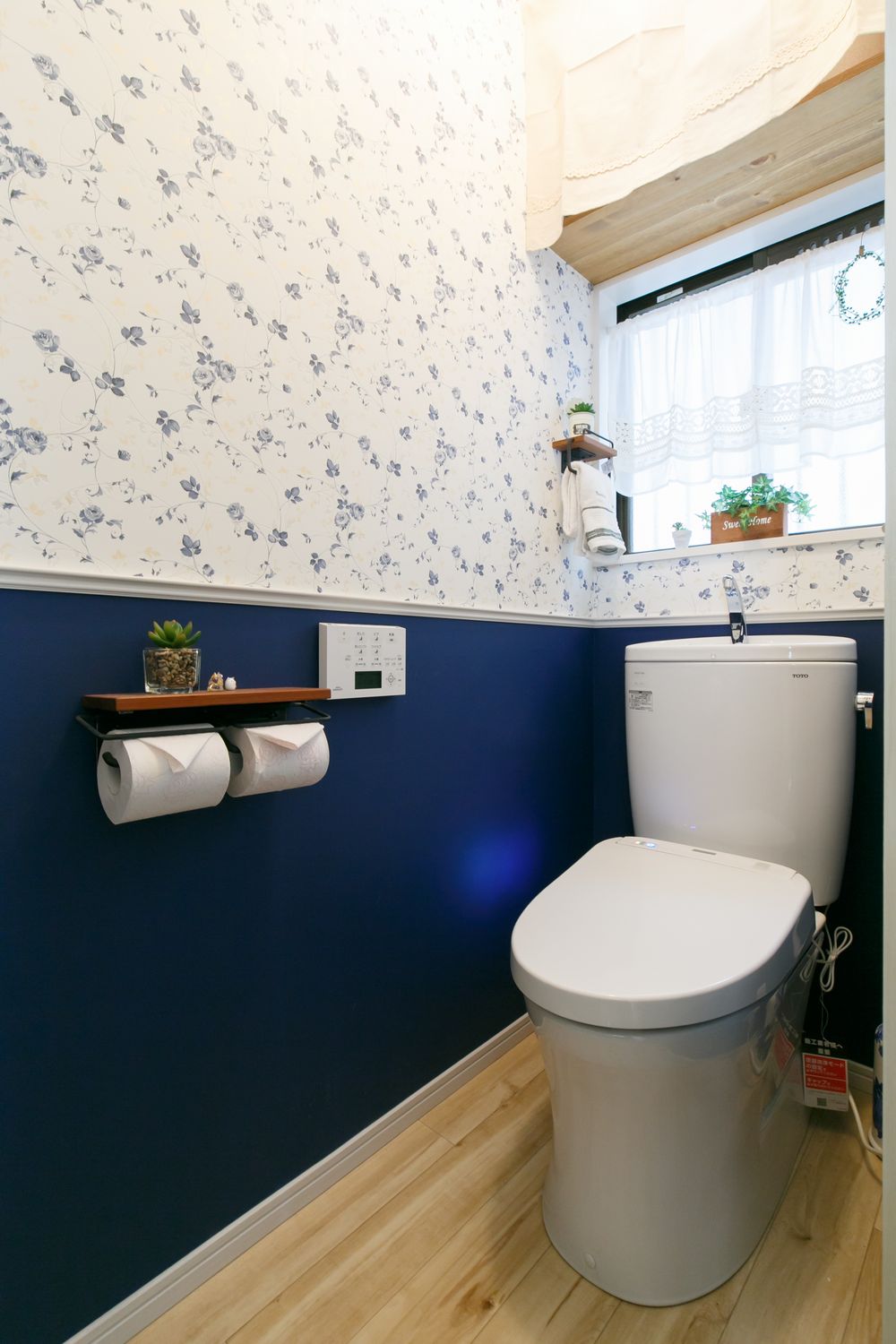 横浜市の戸建カントリーリノベーション 天然木のナチュラルな床材にキャンドールの洗面台や玄関の造作ニッチおしゃれな事例（トイレ1F）