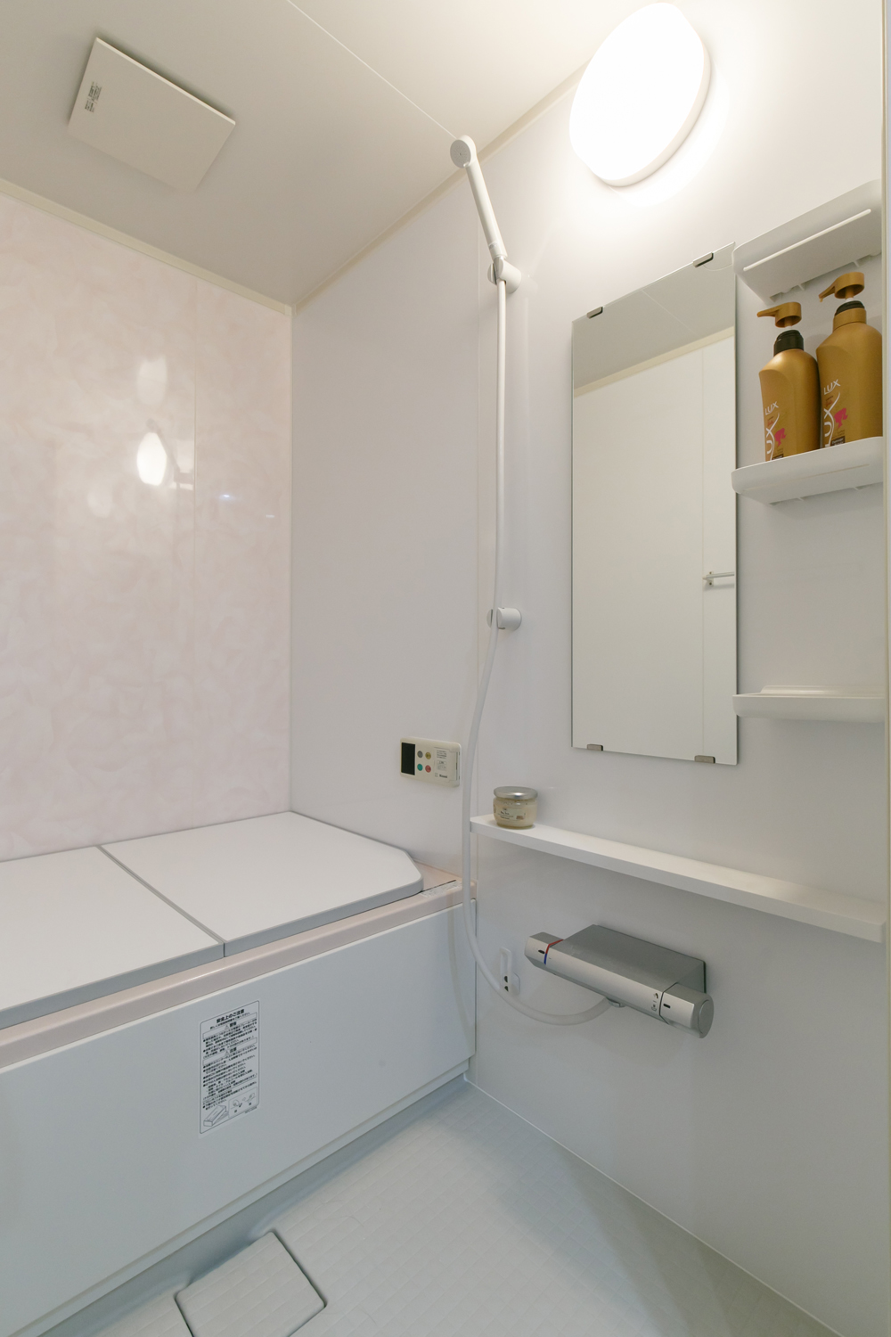 ウォークスルークローゼットで収納設備を共有 横浜市保土ヶ谷区のナチュラルマンションリノベーション（浴室）