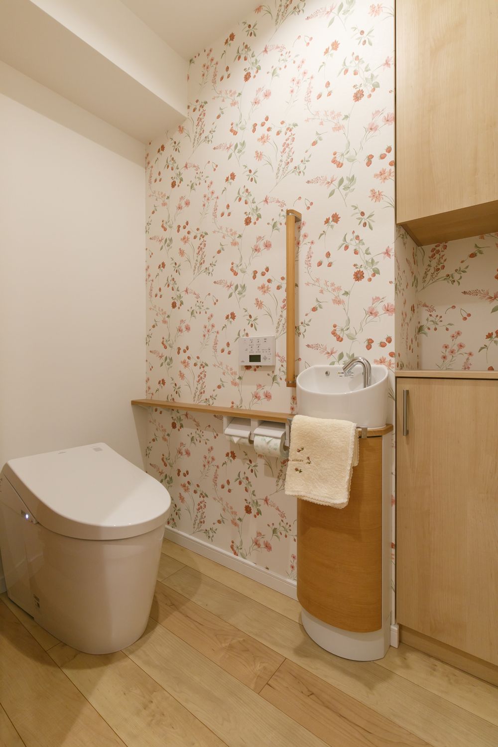 タンクレストイレと花柄の壁紙がかわいいトイレリフォーム事例