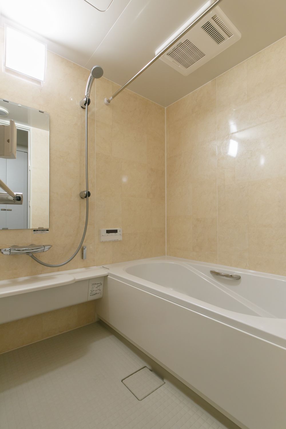 洗面にリクシルインテリアモザイク雪華を使用したシンプルカラーが主体の横浜市マンションフルリノベーション(浴室）