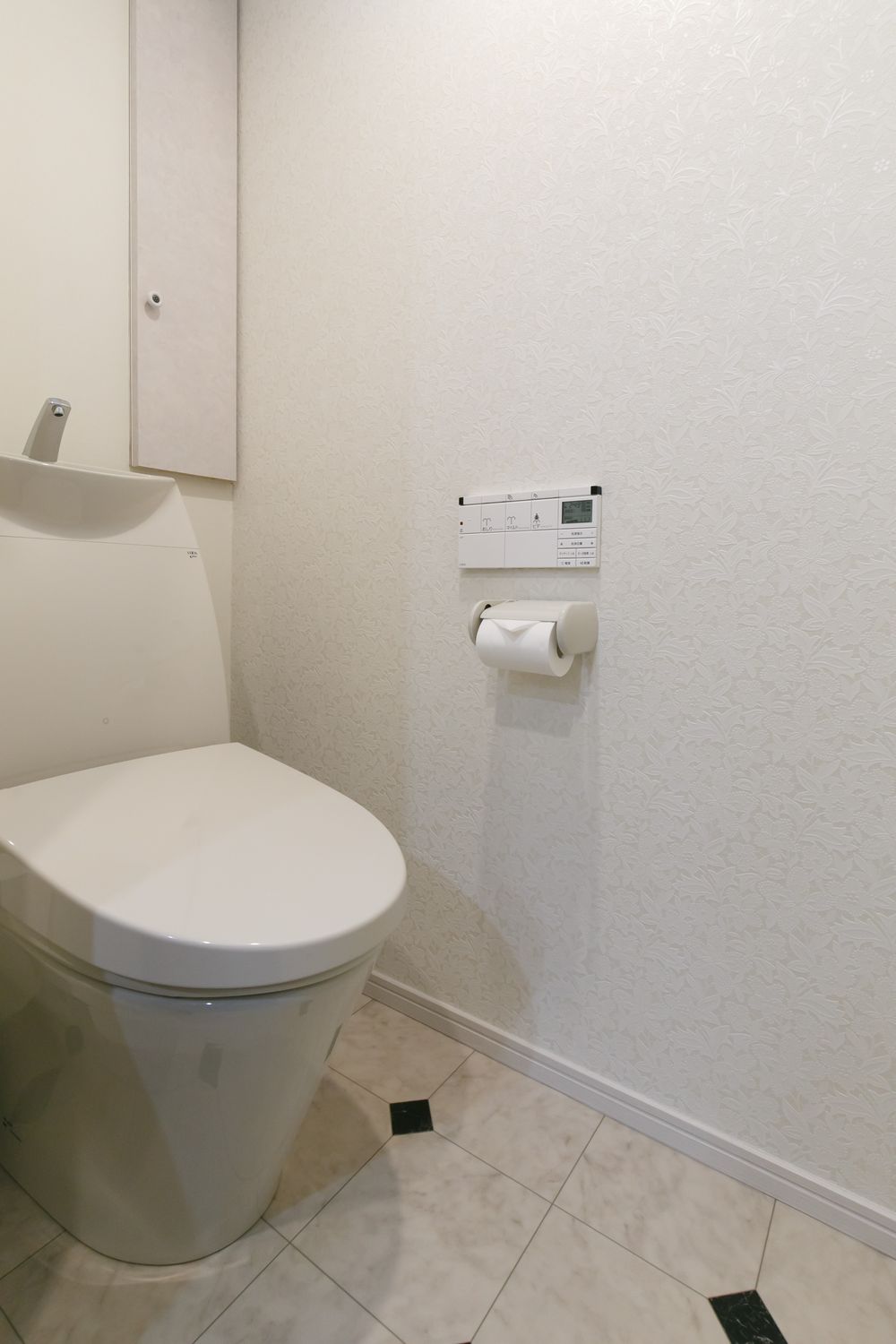 洗面にリクシルインテリアモザイク雪華を使用したシンプルカラーが主体の横浜市マンションフルリノベーション(トイレ）
