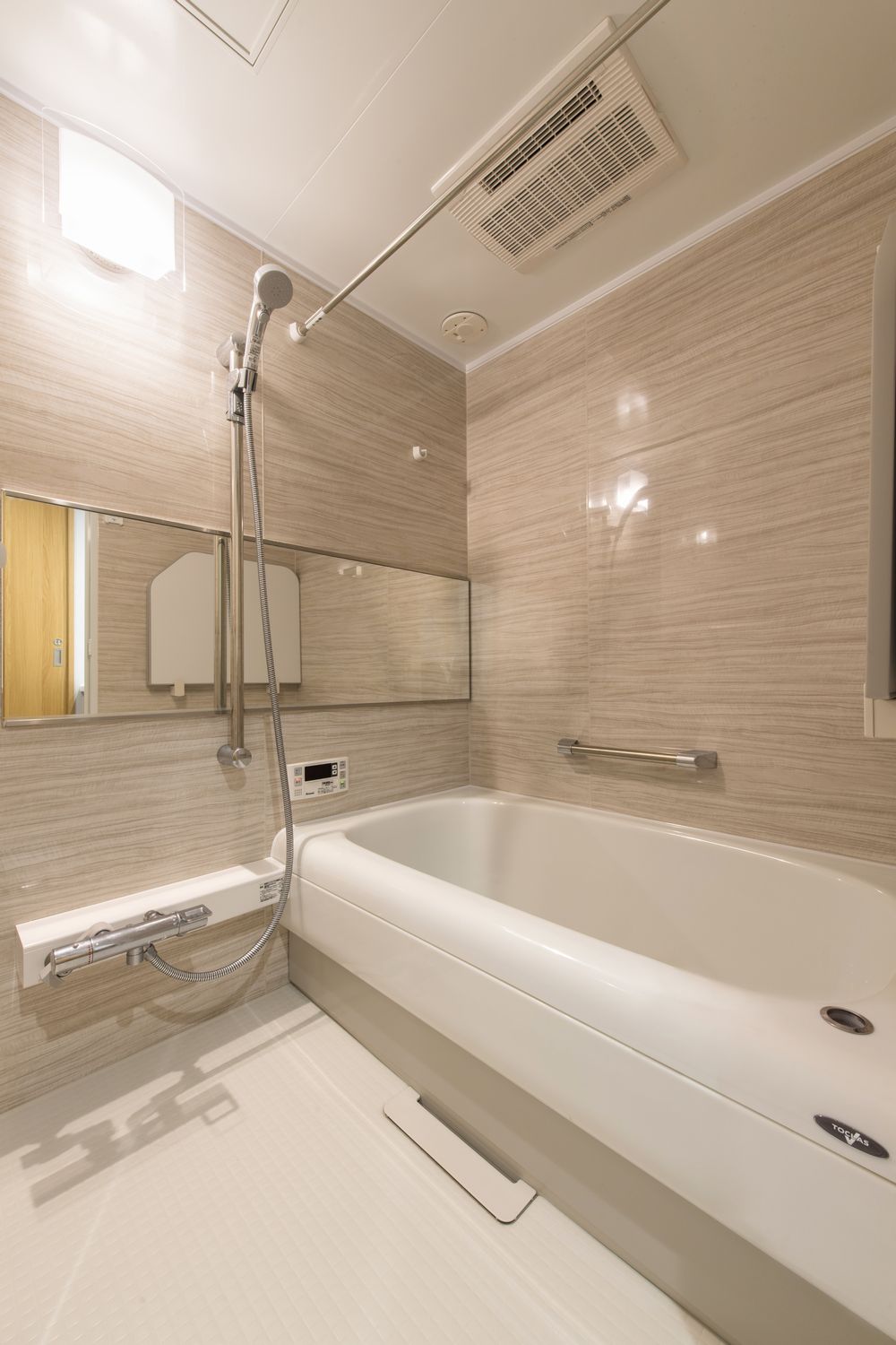 和モダンデザインの上質なリフォーム ウッドワンスイージーのキッチンで木質感溢れる港北区マンションリノベーション（浴室）