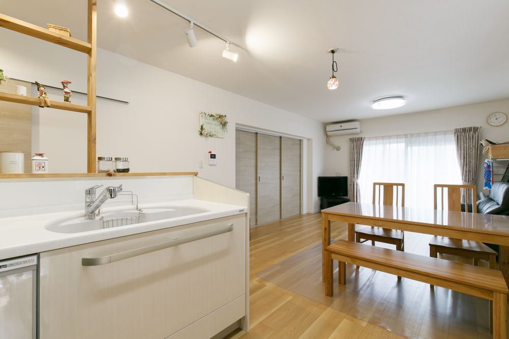 横浜市緑区の築30年団地リノベーション L型キッチンのコーナー収納でスペースを有効活用 琉球畳で和室もおしゃれリフォーム（リビング）