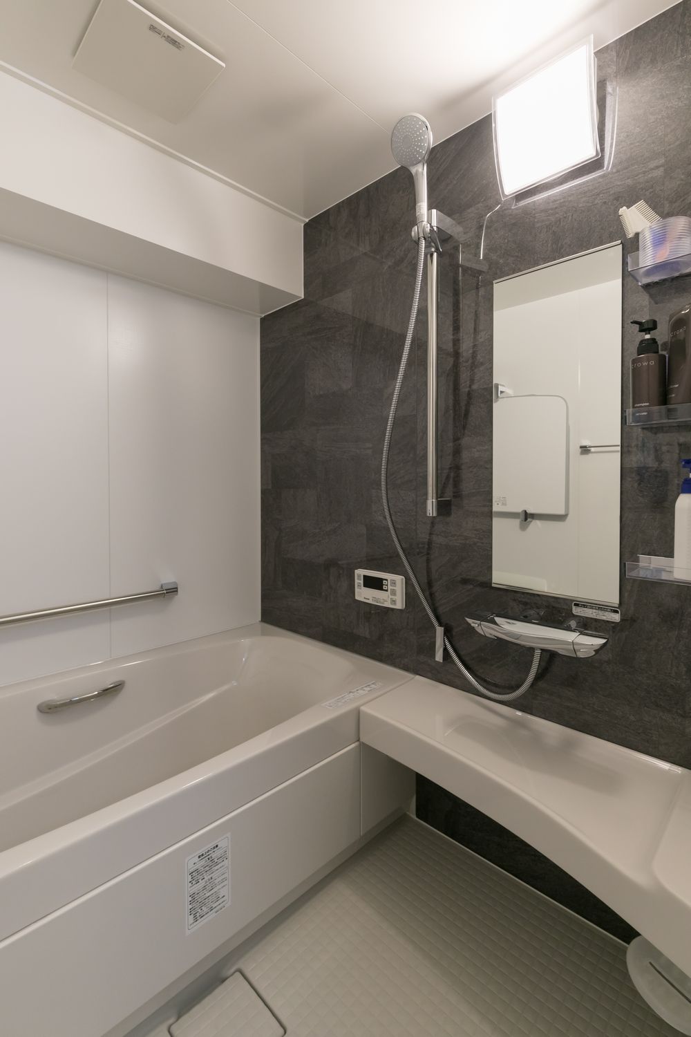 ウォークインクローゼットのハンガーパイプがスーツサイズにピッタリ合う収納上手なリノベーション事例（浴室）
