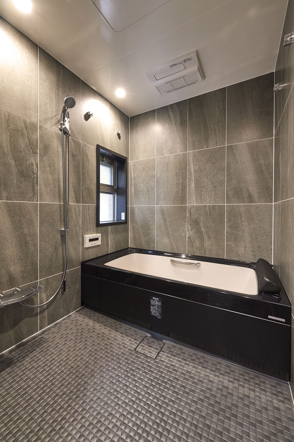 白と黒のモノトーンで高級感があるスタイリッシュな鎌倉のホテルライクマンションリノベーション例（浴室）