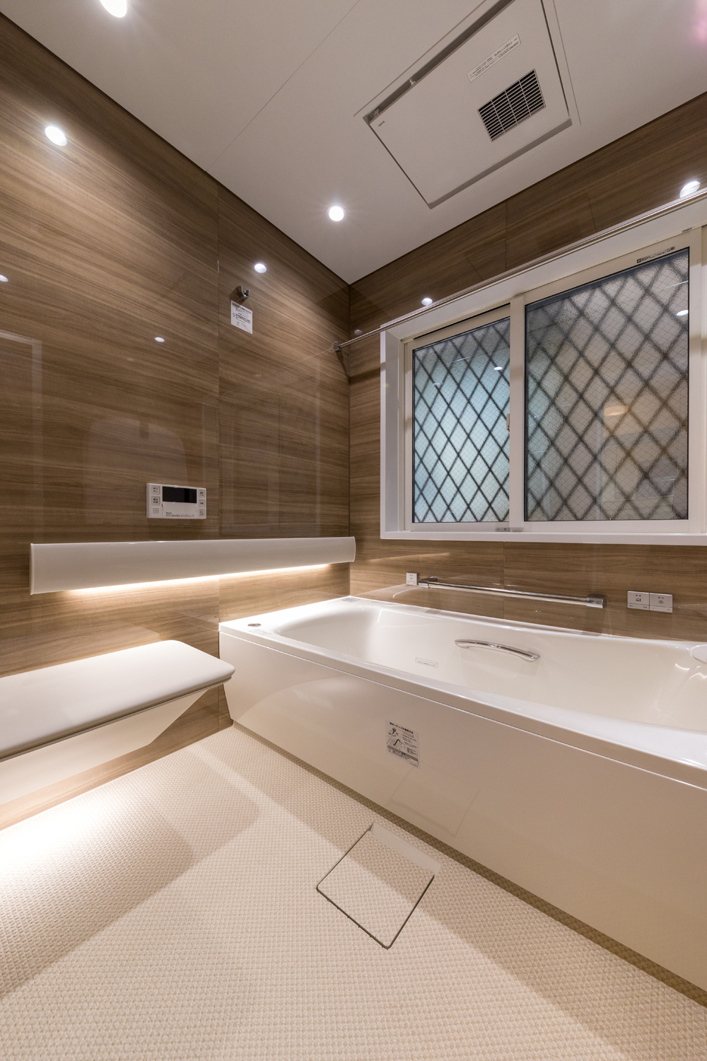 天然木のフローリングで爽やかなリビングダイニングとベージュのタイルで清潔感溢れるI型キッチンのナチュラルリノベーション（浴室）