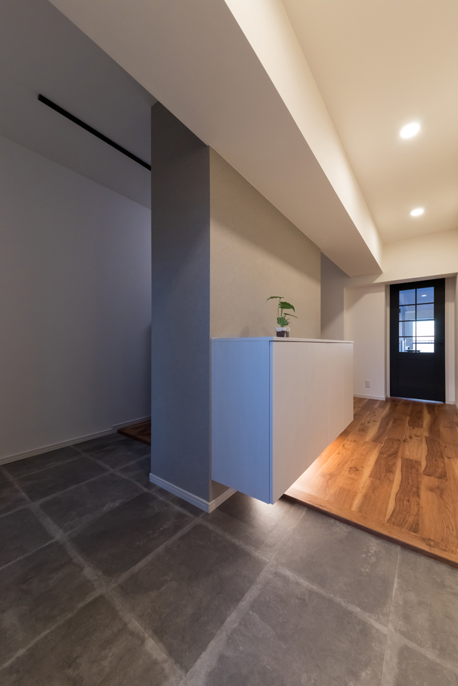 ワンルームのように暮らしたい神奈川県茅ケ崎市のシンプルモダンで機能的なマンションリノベーション（玄関）