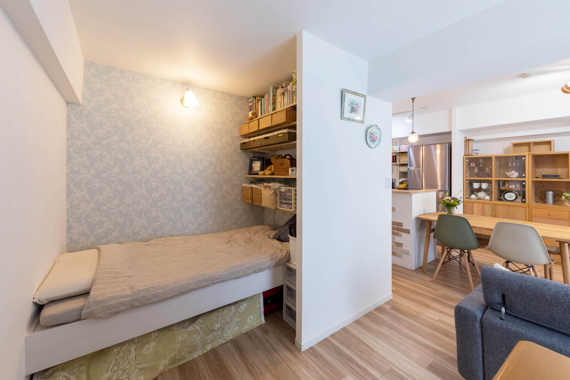 プロヴァンス風のデザインとパントリー収納で快適な大和市のマンションリノベーション