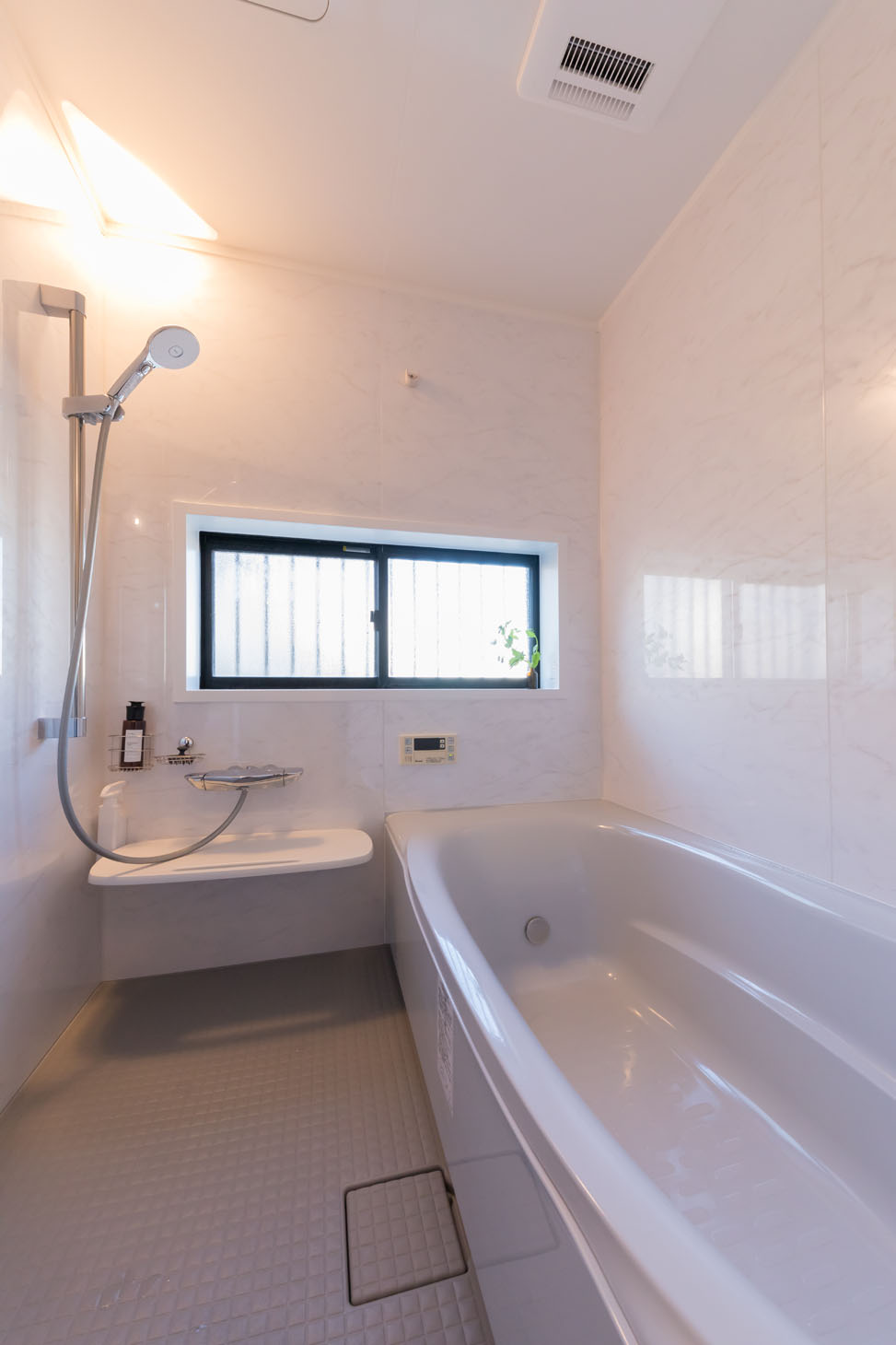 浴室をレイアウト変更して窓の開閉がし易くなった横浜市青葉区のお風呂リフォーム事例