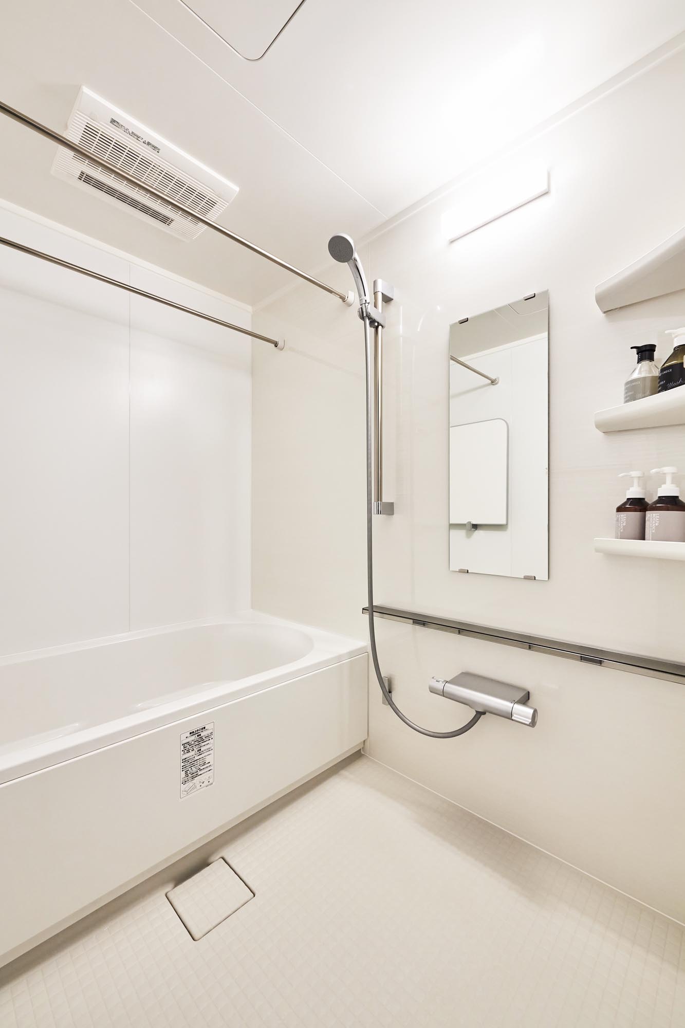 リクシル リノビオV（シャインウッドホワイト）でホワイトカラーでまとめた浴室リフォーム