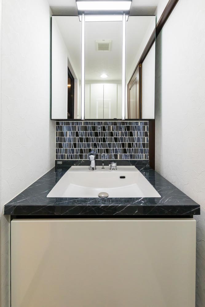 名古屋モザイクのトラペデコールでモノトーンでシンプルな空間の洗面リフォーム