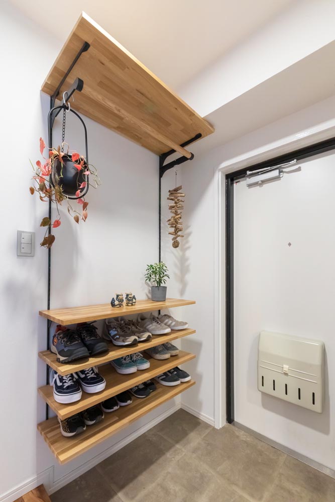 オープンタイプのシンプルな収納棚が映える玄関リフォーム