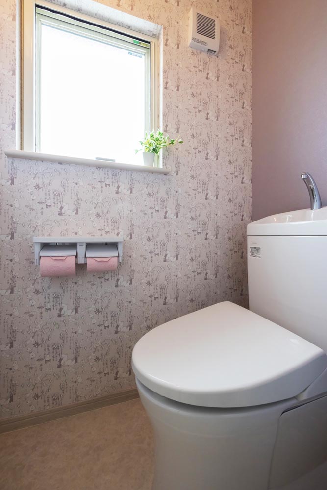 ムーミン柄のかわいらしいアクセントクロスでトイレリフォーム