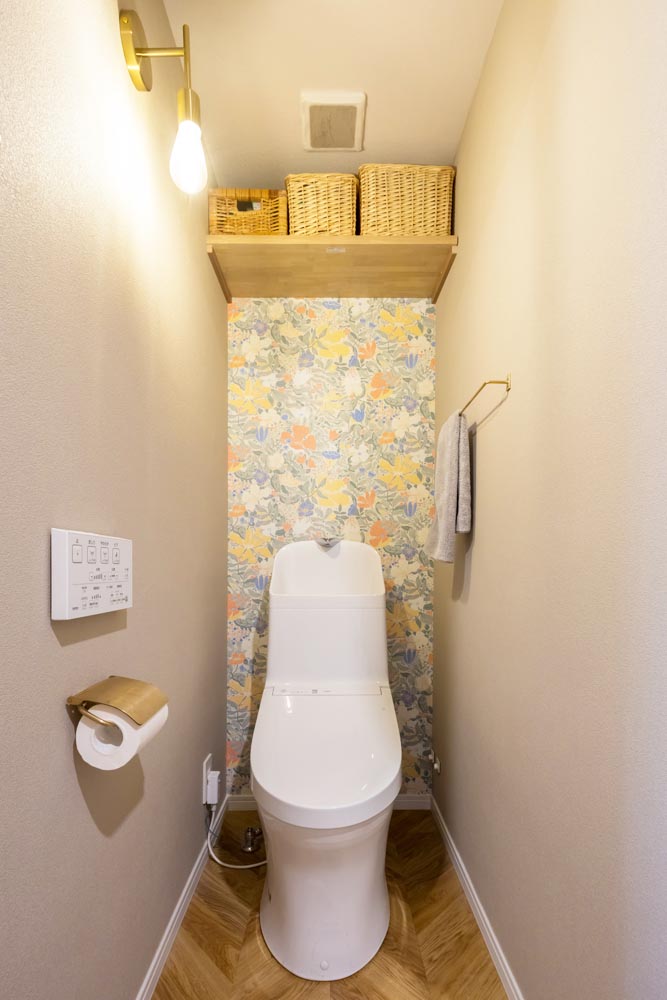 海外から取り寄せたアクセントクロスを取り入れてトイレリフォーム
