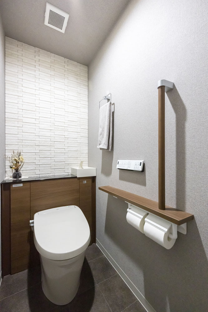 【横浜市港南区】トイレをキャビネット付きで収納力もあるリクシルのリフォレへリフォーム