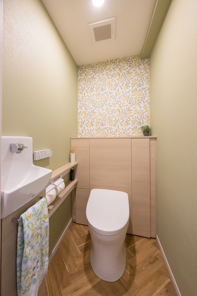 【横浜市港南区】ウィリアムモリスのクロスを使用したマンションのトイレリフォーム