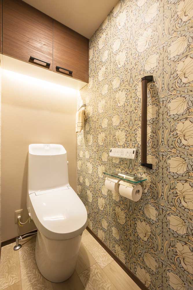 【横浜市戸塚区】一体型トイレで空間すっきり。間接照明が照らす落ち着きのあるトイレ事例