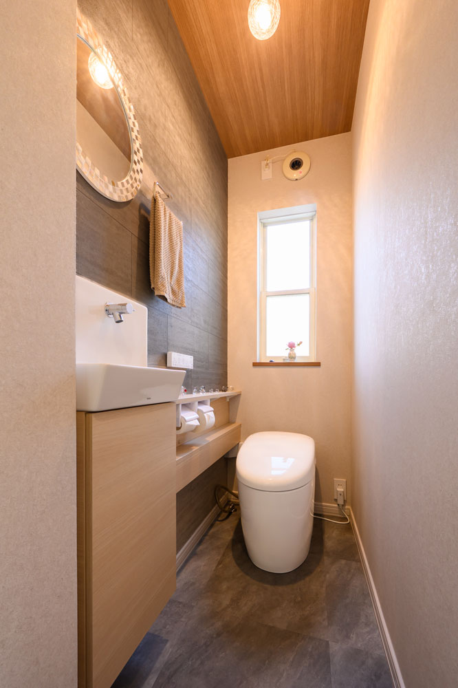 【横浜市南区】お掃除ラクラク＆洗練デザイン！ストーン調×木目調で叶える1階トイレリフォーム