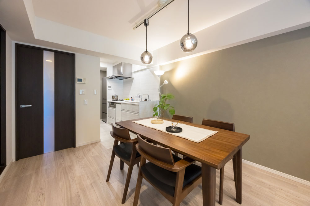 植物が映えるアースカラーのLDK。落ち着きとくつろぎの暮らし