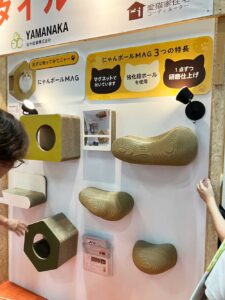 壁に貼れるマグネット式キャットステップ「にゃんボールMAG」の展示。猫が遊ぶ段ボール素材のステップ
