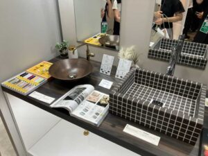 和モダンな洗面器と水栓金具の展示。日本的な趣とモダンなフォルムを組み合わせた空間演出。