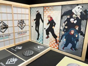 呪術廻戦とコラボした畳・襖の展示。伝統と現代カルチャーが融合した和室空間。