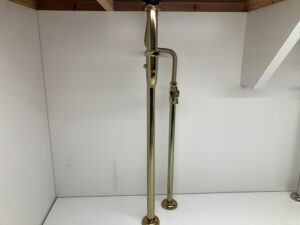カクダイのアンティークゴールド止水栓・給水管の展示。細部までトータルコーディネート