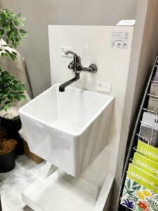 多目的スロップシンク「Claytan」とデザイン水栓「ASURA」の展示。予洗いやつけ置き洗いに便利な水まわりアイテム。