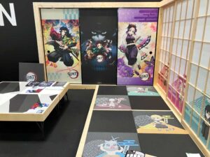 「鬼滅の刃」とコラボした畳・襖の展示。伝統と現代カルチャーが融合した和室空間。
