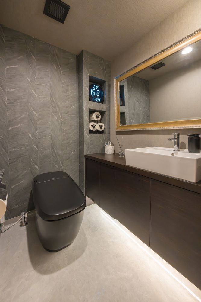 【横浜市磯子区】リクシル サティスXとアンティークミラーで魅せる上質トイレリフォーム