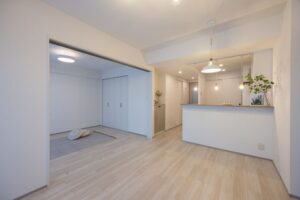 洋室は扉を開ければリビングダイニングと一体感のある空間に